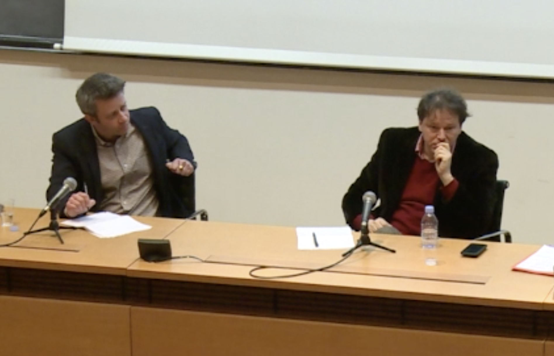 David Graeber and David Wengrow speaking at the Séminaire Amphithéâtre Guillaume Budé.